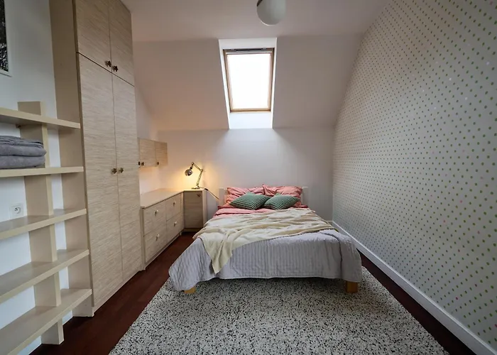 Bright 4 Bedroom House With Living Room, Work Place & Garden Warsaw